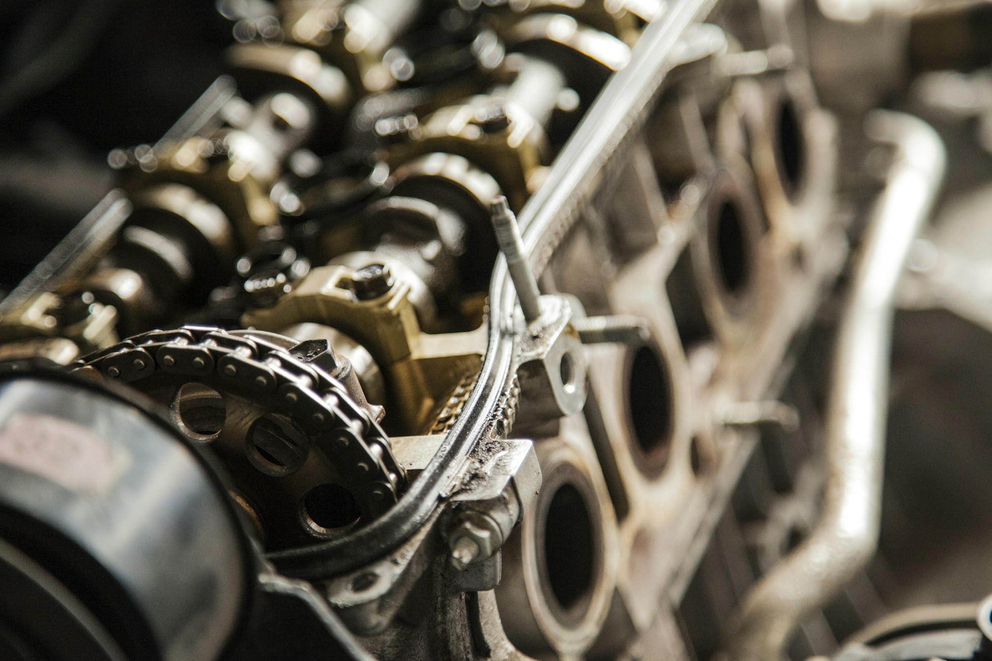 Detalhe de motor diesel e componentes internos