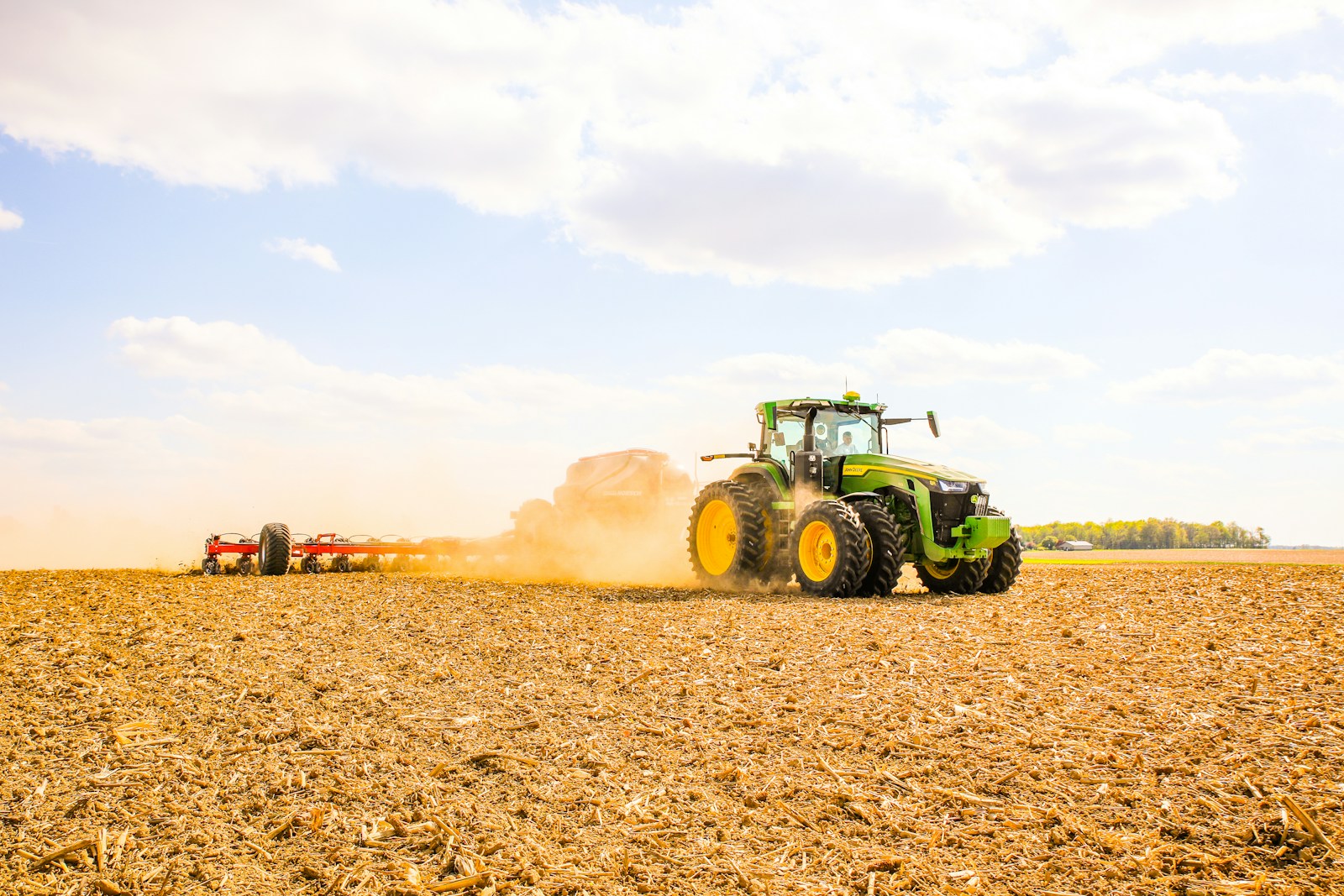 Trator agrícola em operação no campo